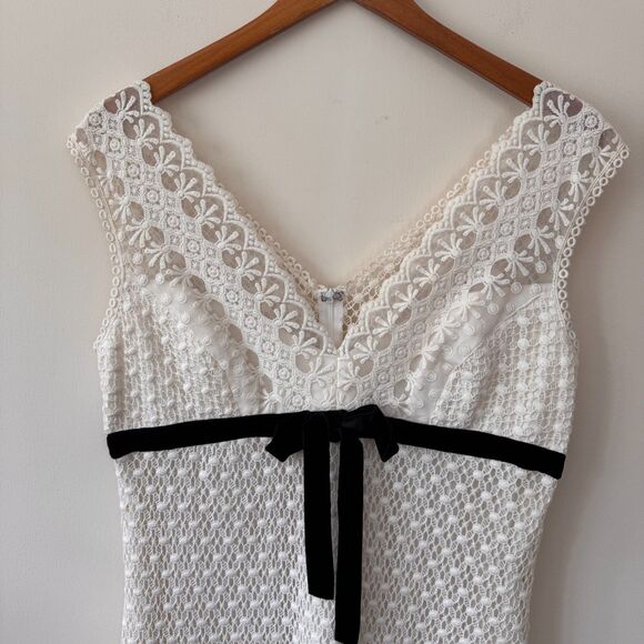 Tara Jarmon White Lace Knit V-Neck Sheath Dress w/ Black Ribbon Size 8-10 - Picture 2 of 8